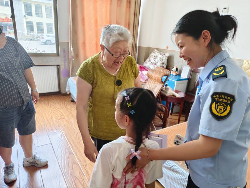 感谢文化市场执法大队张力维女士携爱女陈昕瑜至海帝献爱心献温暖